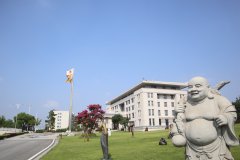 走进汗青，感触名人魅力|品尝名人雕塑的怪异韵味