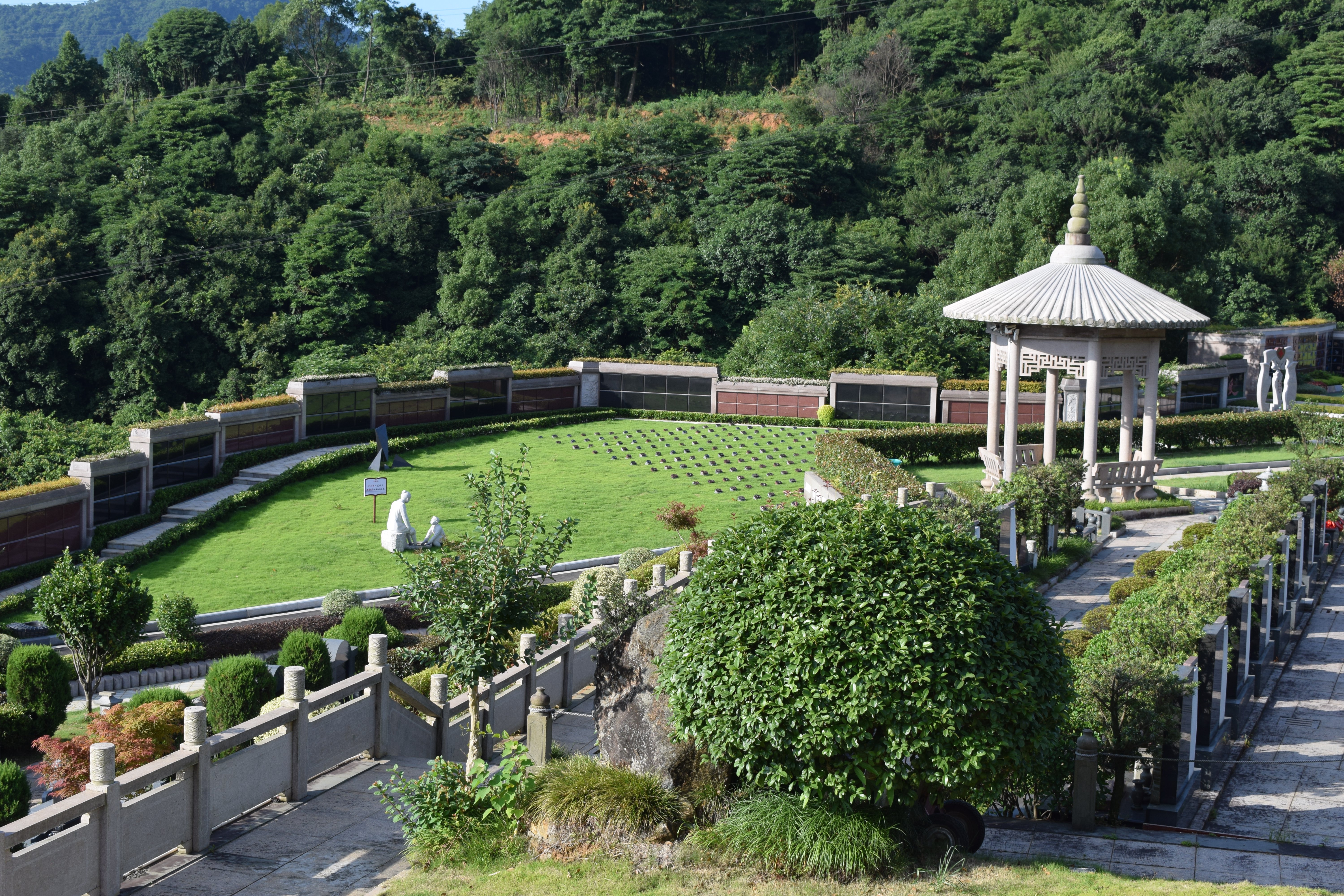 人生就是博官网引领公墓行业转型升级，创新实际获社会宽泛认可