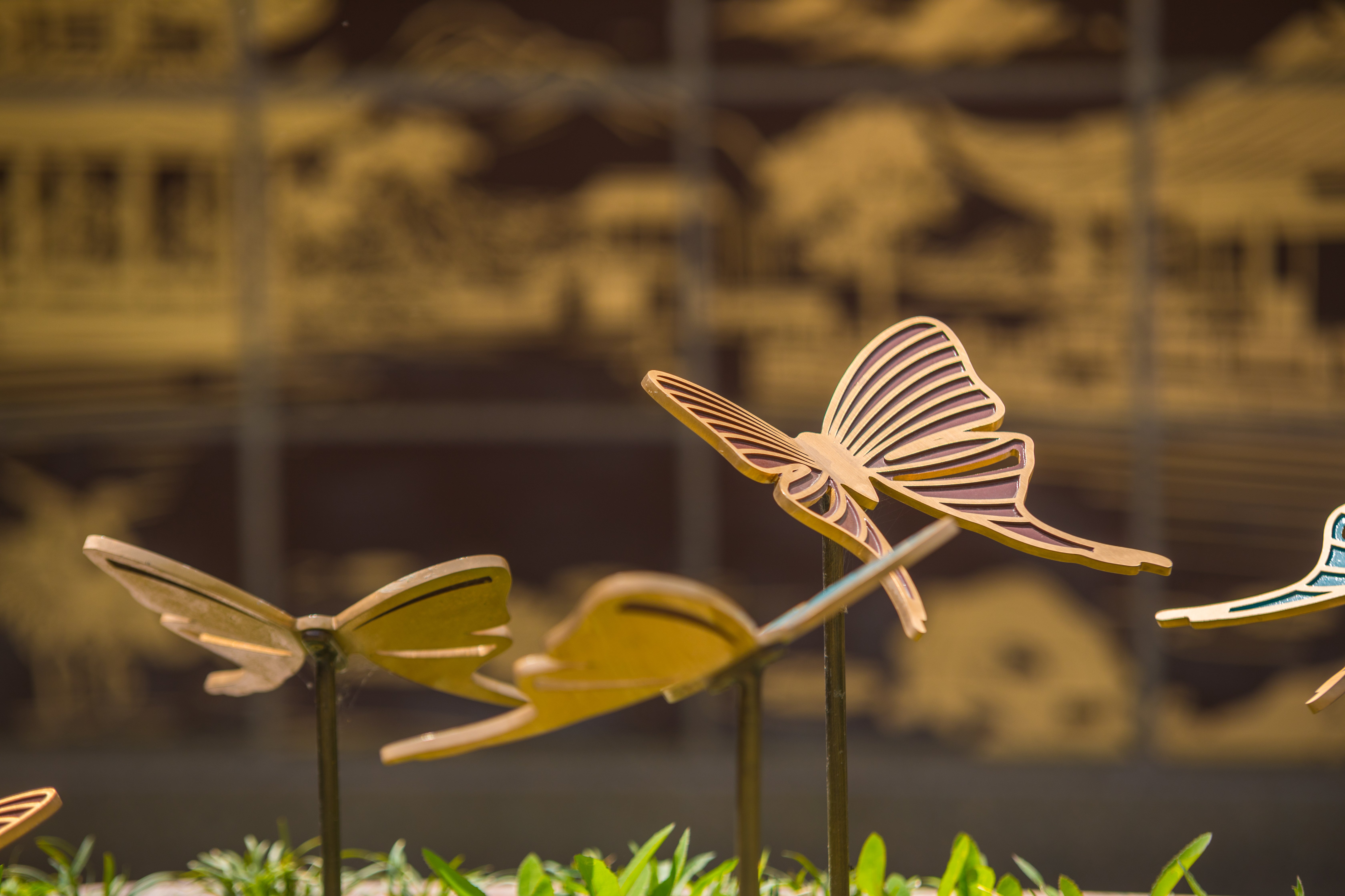 青铜灵韵：栖于墓碑的永恒之舞